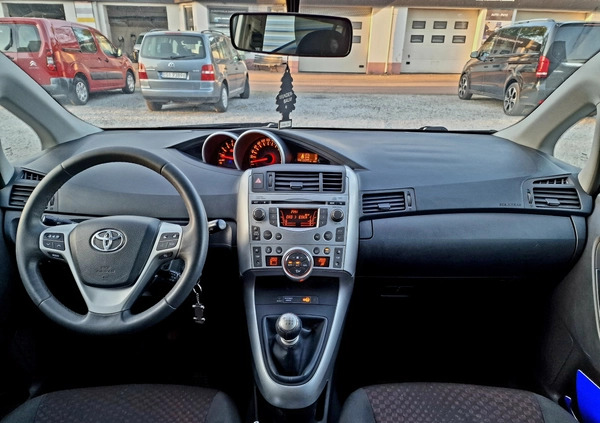 Toyota Verso cena 24900 przebieg: 190000, rok produkcji 2011 z Sieradz małe 172